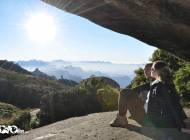 Sob a enorme rocha do Castelo do Açu, admirando a beleza do Parque Nacional da Serra dos Órgãos, no Rio de Janeiro